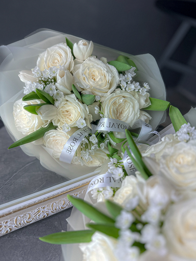 "Подснежники на снегу"  - букет из роз тюльпанов и аллиума