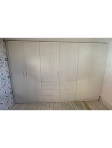 шкаф с распашными дверьми из беленого дуба.