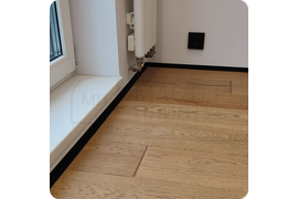 Современный стиль: установка тонкого черного плинтуса Dollken WLK 20 для создания актуального дизайна.