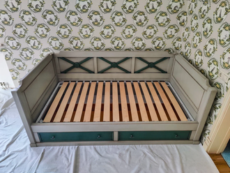 Кровать, в виде софы на прямом цоколе с двумя ящиками.