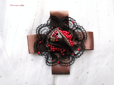 Шоколадный тортик. Брошь в виде кусочка шоколадного торта с ягодами