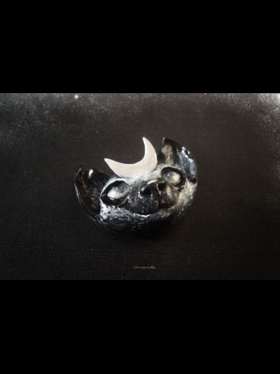 Необычная брошь в стиле фэнтези "Лунный котик - заклинатель звёзд"