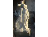 Статуя женщины обнимающей крест