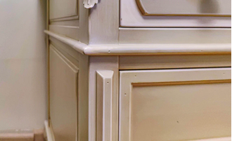 Тумба прикроватная с резным декором и на резных ножках.