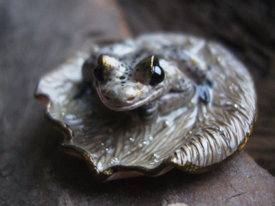 "Сказка о первом снеге", мини брошь с лягушкой и микробисером