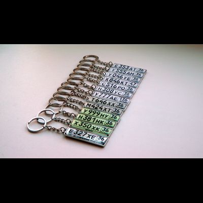 КОМПЛЕКТ 10 ШТ.: БРЕЛОК ГОС. НОМЕР АВТО. С БОРТИКАМИ «УСИЛЕННОЕ КРЕПЛЕНИЕ» — СЕРЕБРО. 50,9*10,6 мм.