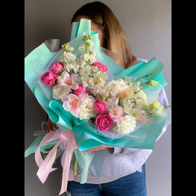 Букет с пионовидными розами и тюльпанами