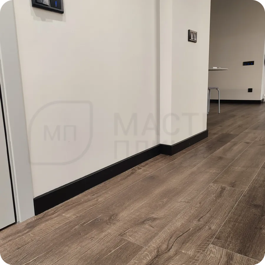 Безупречный результат: установка черного плинтуса Dollken Cubu Flex Life 80 для создания идеального интерьера.