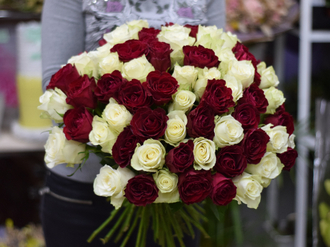 Букет из 65 красных и белых роз