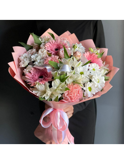БУКЕТ В НЕЖНОЙ ГАММЕ С РОЗОВЫМИ ГЕРБЕРАМИ , РОМАШКОВОЙ ХРИЗАНТЕМОЙ И АЛЬСТРОМЕРИЯМИ ( АРТ С132)