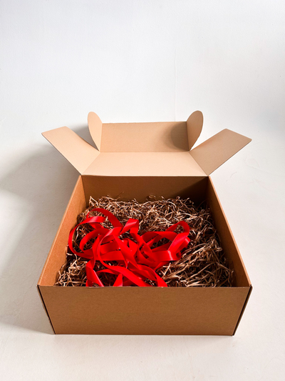 Огромная подарочная коробка GILEV 45х45х20см с красной лентой и наполнителем крафт