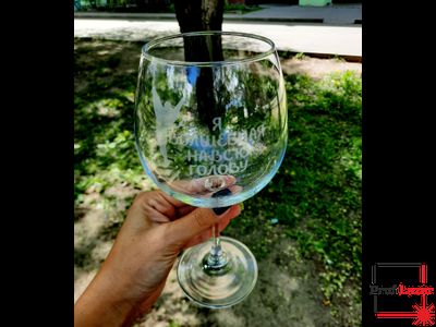 Набор в деревянной упаковке бокалы и бутылка с гравировками