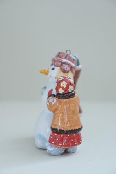 Дети лепят снеговика