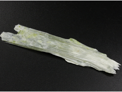 Брусит (немалит) светло-зеленый, волокнистый брусит, коллекционный образец, Россия, КЧР, Урупский район, м-ние Мощевая балка (85*18*5 мм, 7 г) №29691