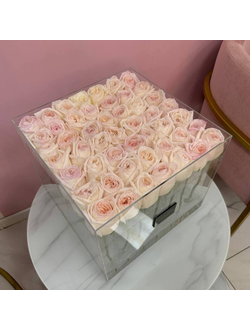 Стеклянный куб с пионовидными розами White Ohara XXL