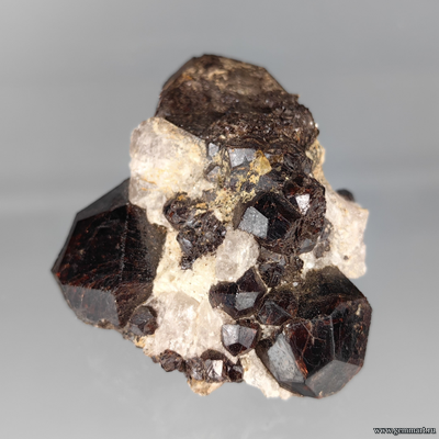 Альмандин (разн. гранат). Мадагаскар. 60*50*30мм