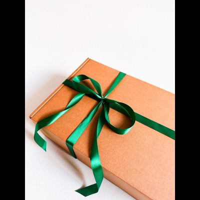 Большая подарочная коробка GILEV 44x32x15см с зеленой лентой и наполнителем крафт