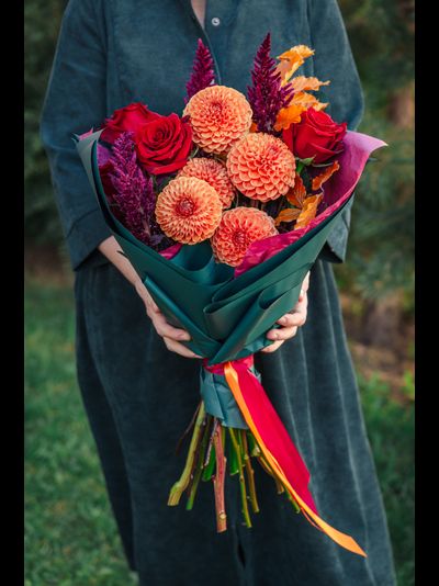 Букет с оранжевыми георгинами