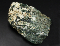 Актинолит в белом тальке, необработанный, дикий образец, Россия, Северный Кавказ, КЧР (62*48*25 мм, 102 г) №37771