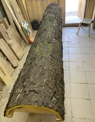 бревно в интерьере, искусственное дерево, ствол дерева, дерево для выставки, бутафорское дерево