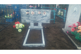 Горизонтальный мраморный семейный памятник на мраморных подставках