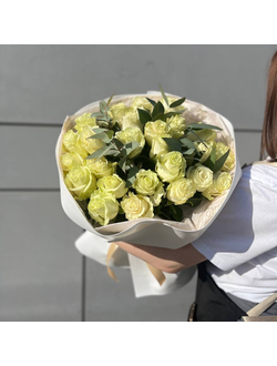 25 белых роз с эвкалиптом