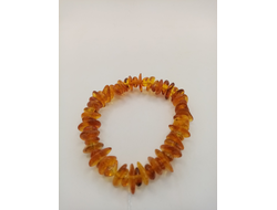 Браслет на резинке из обработанного янтаря.