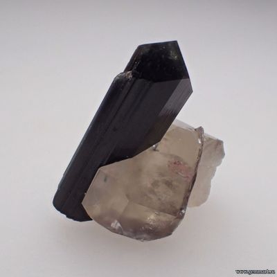 Турмалин эльбаит на кварце. Мадагаскар. 21*17*14мм.