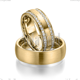 Обручальные кольца из жёлтого золота с бриллиантами в женском кольце широкие с шероховатой поверхнос