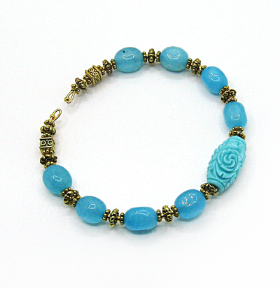 "Восточная фантазия". Браслет из голубых бусин кварца и коралла