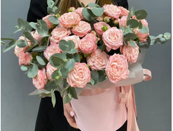 Коробочка пионовидных кустовых роз с эвкалиптом "Зов сердца"