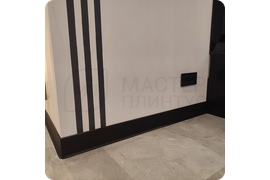 Функциональный дизайн: монтаж черного плинтуса Dollken S100 с продуманной конструкцией обеспечивает надежное крепление и защиту от влаги в любых помещениях.