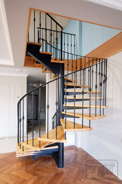 л-6/5. винтовая лестница на металлическом каркасе. ступени - массив бука. поручень - пвх. металлические балясины со вставками.