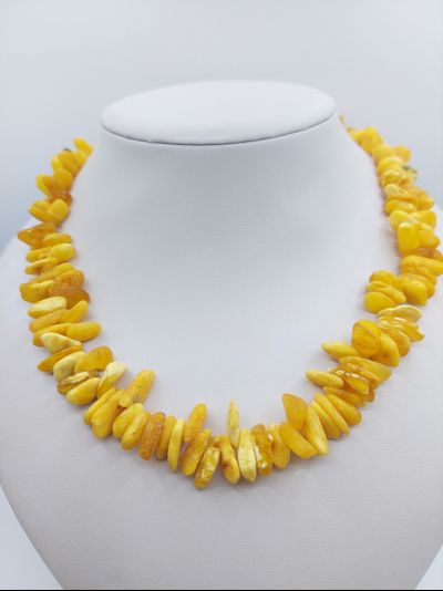 Лечебные бусы из необработанного белого янтаря "Облепиха" 01810