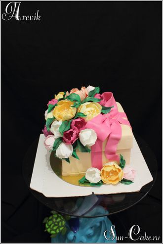 Торт "Подарочная коробка с цветами" (4 кг.)