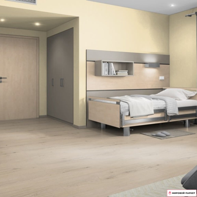 Пробковые полы Egger Дуб Вальдек Светлый EPC015 в интерьере комнаты