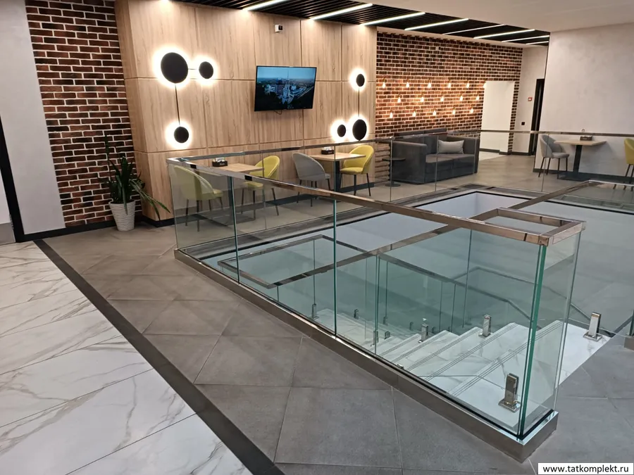 Ограждение со стеклом триплекс 12мм и зажимным профилем 100х60