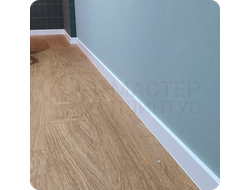 Плинтус ХДФ Dollken Cubu Flex Life 100мм Х 2,5 м Белый RAL 9003 в интерьере 4