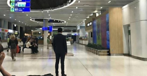 Водитель такси встречает пассажира в аэропорту Кишинева