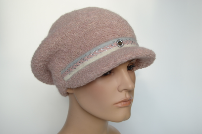 Женская розовая кепка фото