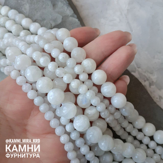 "Лунный камень" белый полевой шпат с редкой иризацией, шары 6,1-6,7/8-8,4/10,3-10,5 мм, цена за нить 18-19 см