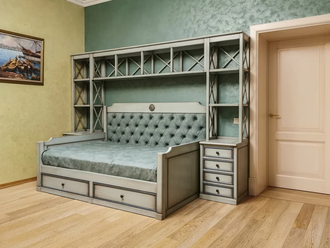 Кровать в виде тахты, с двумя выдвижными ящиками и верхней и боковой надстройкой.