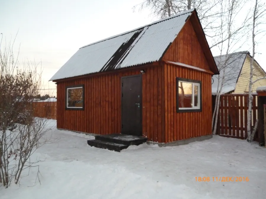Каркасный дом  размером 6*4м на фундаменте, пластиковые окна, металлическая дверь, на крыше ондулин, фасады обшиты доской покрытой деревозащитным составом.