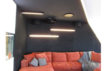 Проектор и тыловая акустика домашнего кинотеатра