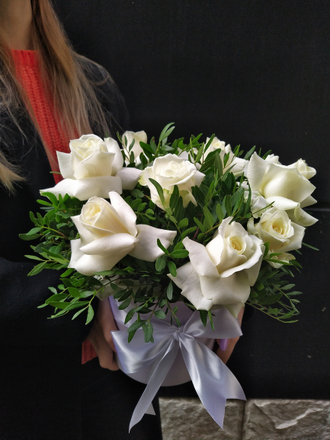 Коробка с белыми розами, белые розы в коробке, букет из белых роз. Недорогой букет
