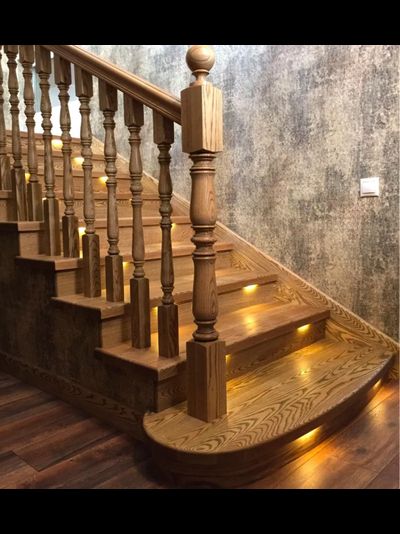 Лестница с подстветкой из массива дерева