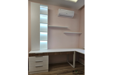 020 Рабочая зона в детской комнате с подсветкой шкафа.
Рельефный фасад МДФ RAL 9003. Корпус  - ДСП Egger W1000 ST9 16мм  Белый Премиум, 
Выдвижные ящики - ДСП  Egger H3700 ST10 16мм  Орех Пацифик натуральный 