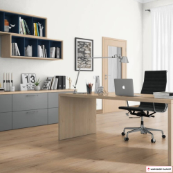 Пробковые полы Egger Дуб Вальдек Натуральный EPC014 в интерьере комнаты