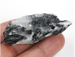 Кварц, черный турмалин (шерл), необработанный образец, Бразилия (55*27*17 мм, 30 г) №38080