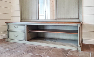 Вешалка для прихожей с зеркалом и напольной тумбой.